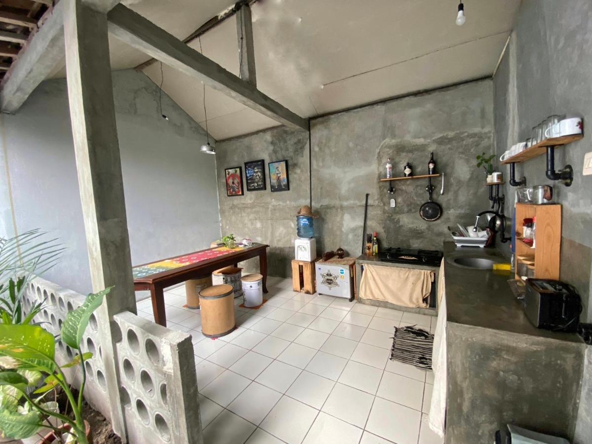 Reeneo Guesthouse Yogyakarta Ngoại thất bức ảnh